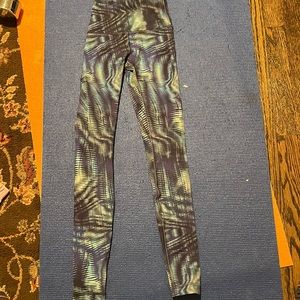 Blue patterned lululemon wonder train legging's size 0